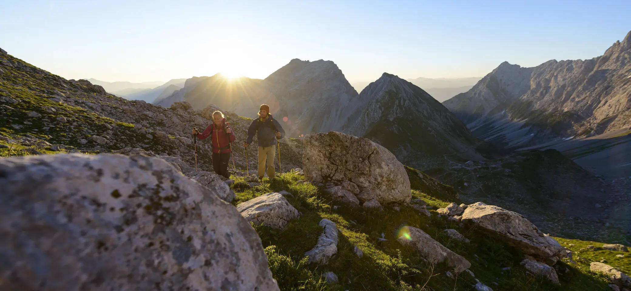 Panoramaaufname von Berggipfeln mit zwei Wanderern | © DAV/Wolfgang Ehn