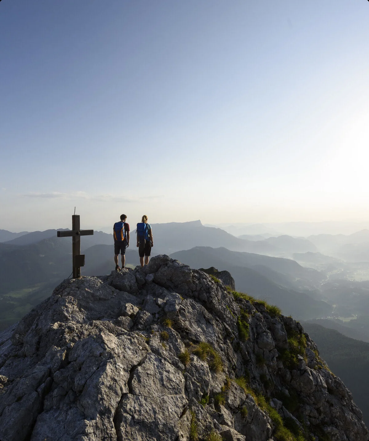 Auf dem Gipfel: Zwei Wanderer aus der Ferne auf eine Berggipfel | © DAV/Wolfgang Ehn