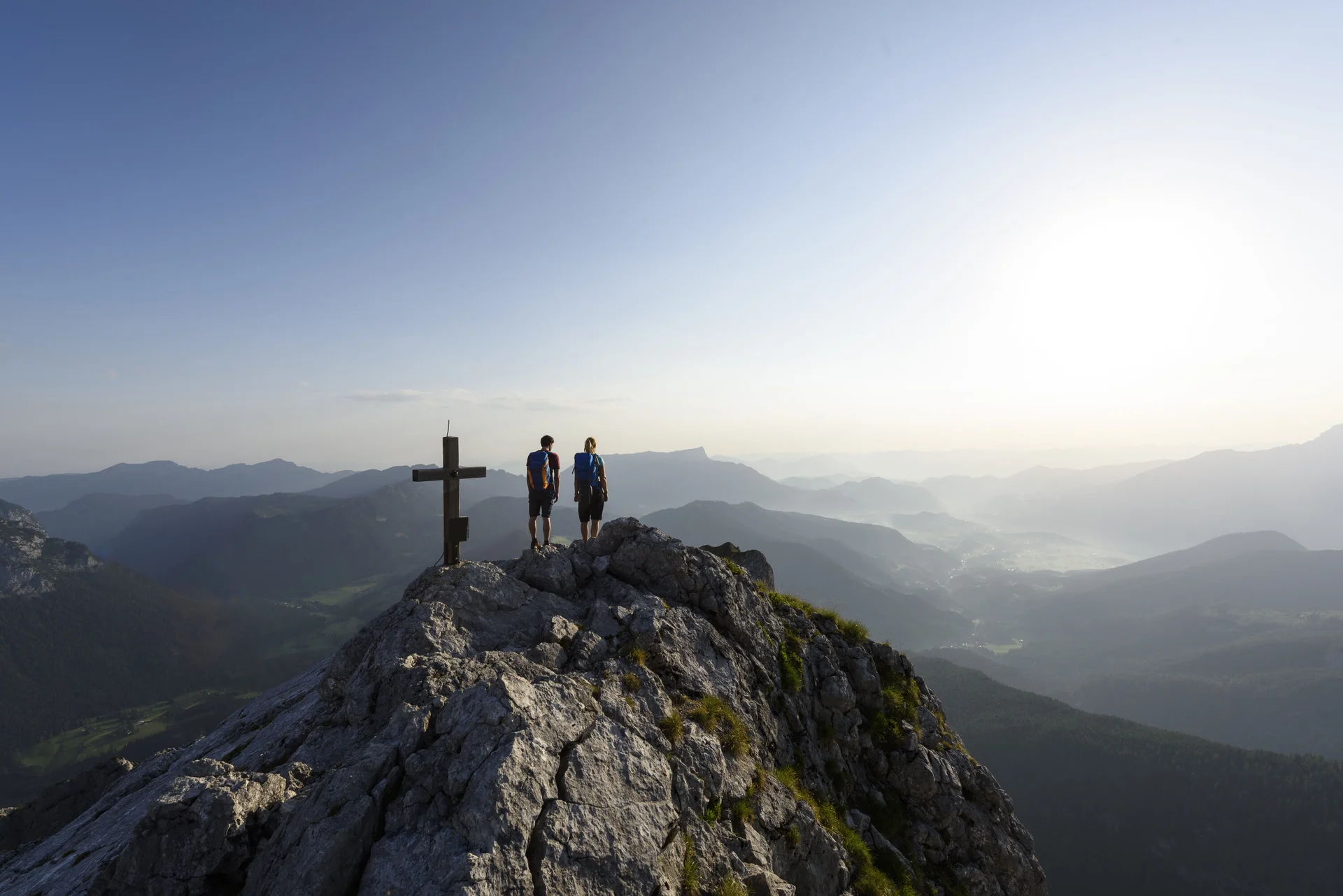 Auf dem Gipfel: Zwei Wanderer aus der Ferne auf eine Berggipfel | © DAV/Wolfgang Ehn