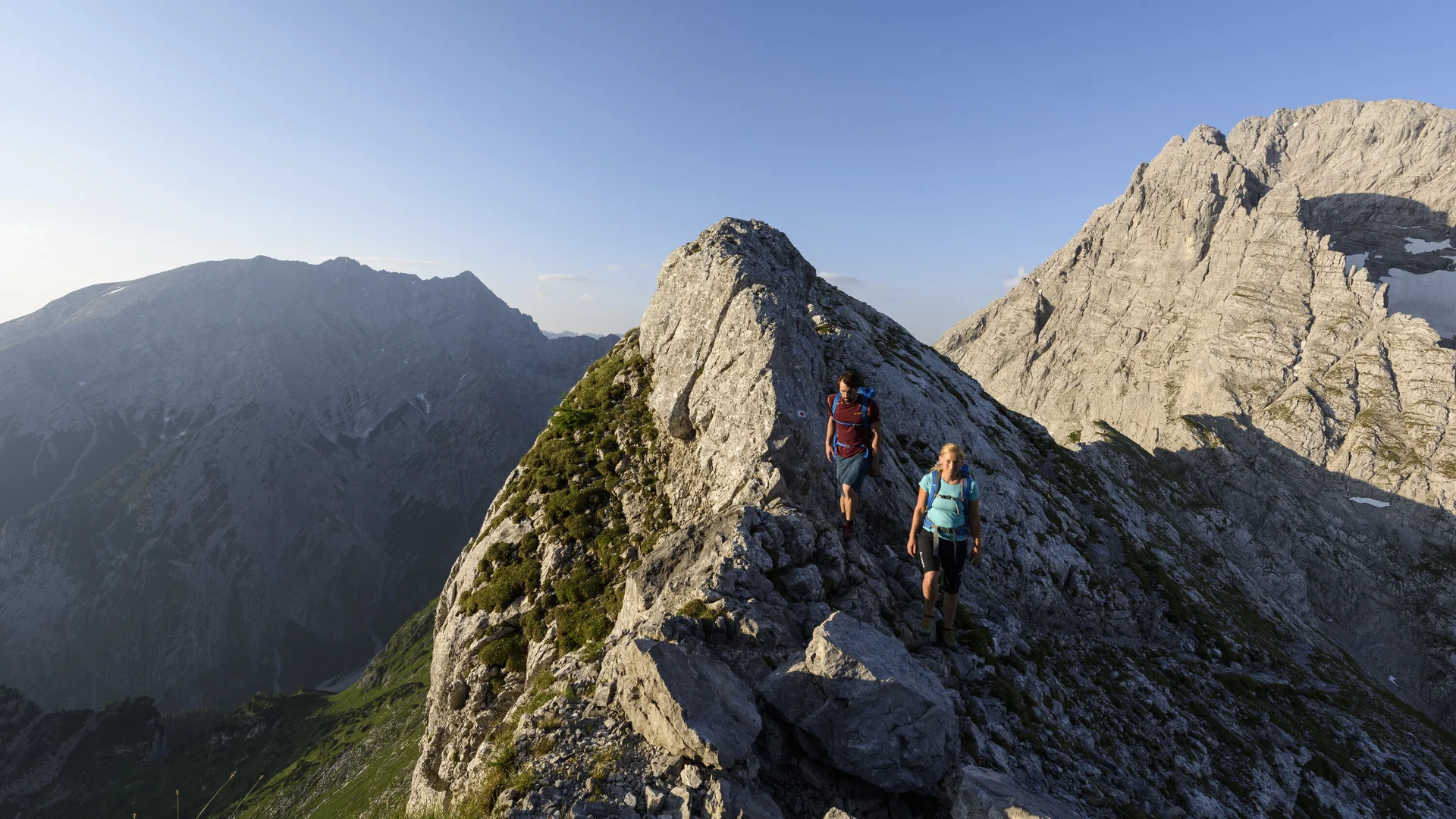 Zwei Wanderer aus der Ferne auf eine Berggipfel | © DAV/Wolfgang Ehn