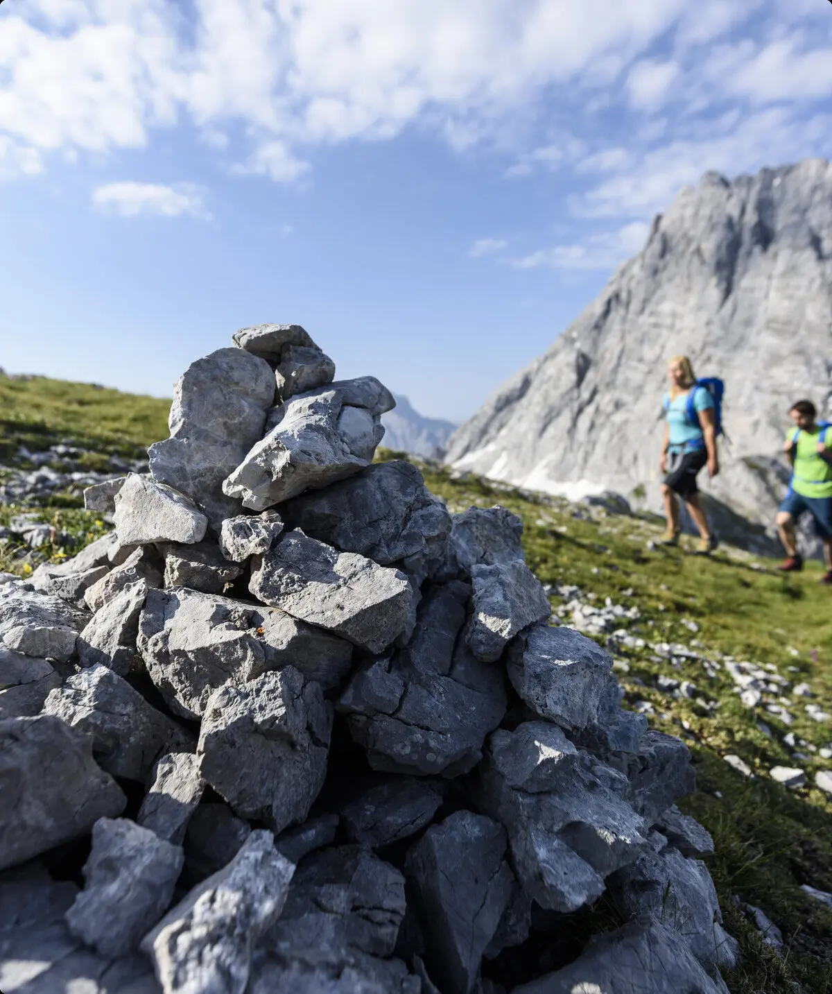 Beim Aufstieg: Wanderer in der Ferne, im Vordergrund eine Steinformation | © DAV/Wolfgang Ehn