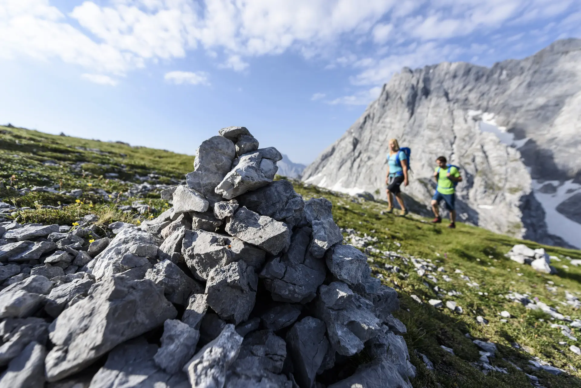 Beim Aufstieg: Wanderer in der Ferne, im Vordergrund eine Steinformation | © DAV/Wolfgang Ehn
