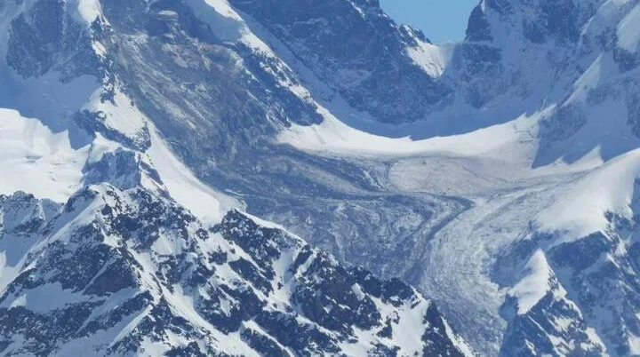 Klaffende Wunde im „Festsaal der Alpen“ (aufgenommen ca. 6 Stunden nach dem Ereignis vom Gipfel des Piz Nair). | © Manfred Scheuermann